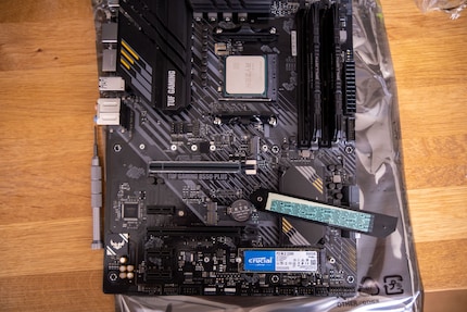 Le disque SSD PCIe 3.0 est placé sous le heat shield.