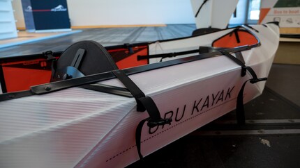 Seules les boucles qui pendent à l'extérieur rappellent que ce kayak était encore un sac il y a quelques instants.