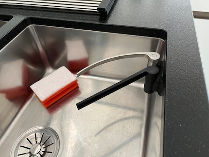 Due porta-strofinacci in un unico lavandino: sarebbe un lusso decadente, ovviamente. Li ho montati entrambi solo per la foto, in modo da farti vedere la differenza tra la versione curva in acciaio inox e quella dritta in plastica ecologica.