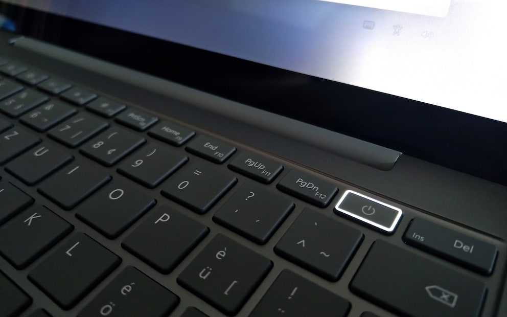 Pas d'authentification faciale, mais un capteur d'empreinte digitale intégré dans le bouton d'alimentation.