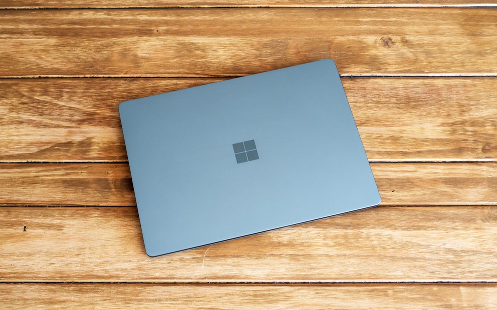 Le couvercle de l'ordinateur portable et la partie supérieure de la base sont en aluminium.