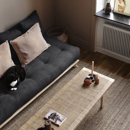 Dimensions : 200 x 90 x 85 cm | matériaux : polyester, bois de pin | photo : Karup Design