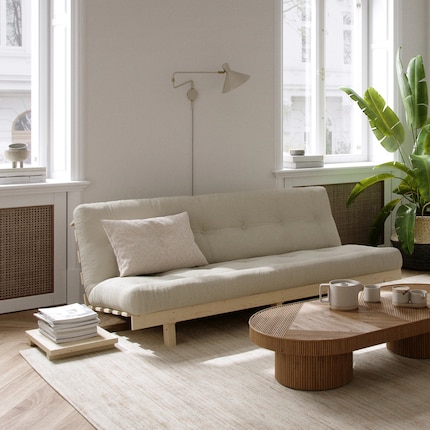 Dimensions : 190 x 73 x 100 cm | matériaux : coton, polyester, bois de pin | photo : Karup Design