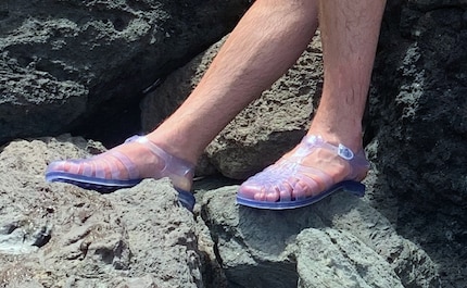 Comme je l'envie ! Les Jelly Sandals de mon enfance sont devenues adultes.