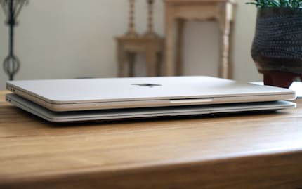 Sopra, il MacBook Air con processore M2, sotto, quello con processore M1.