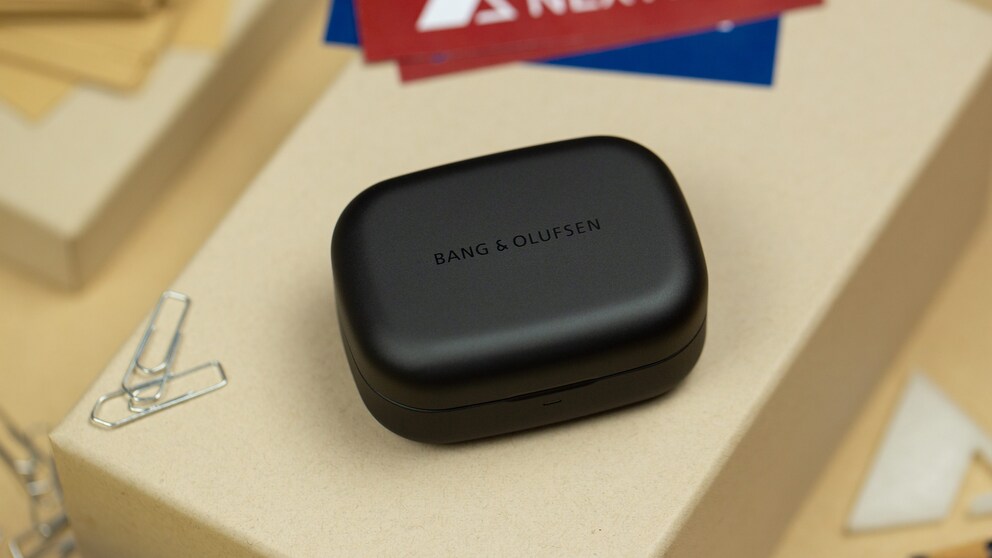 Das Ladecase der Bang & Olufsen Beoplay EX ist aus Aluminium gefertigt.