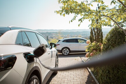 Recharger avec vue : à son domicile, Hans Fischer charge l'électricité solaire de son propre toit dans sa voiture.
