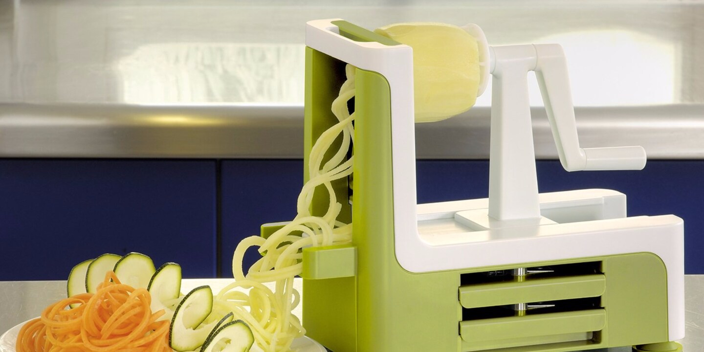 Im Gegensatz zu kleineren Hand-Spiralschneidern kannst du mit dem Lurch Spirali nicht nur Zucchini oder Karotten verarbeiten, sondern auch Obst und Gemüse bis 18cm Durchmesser.