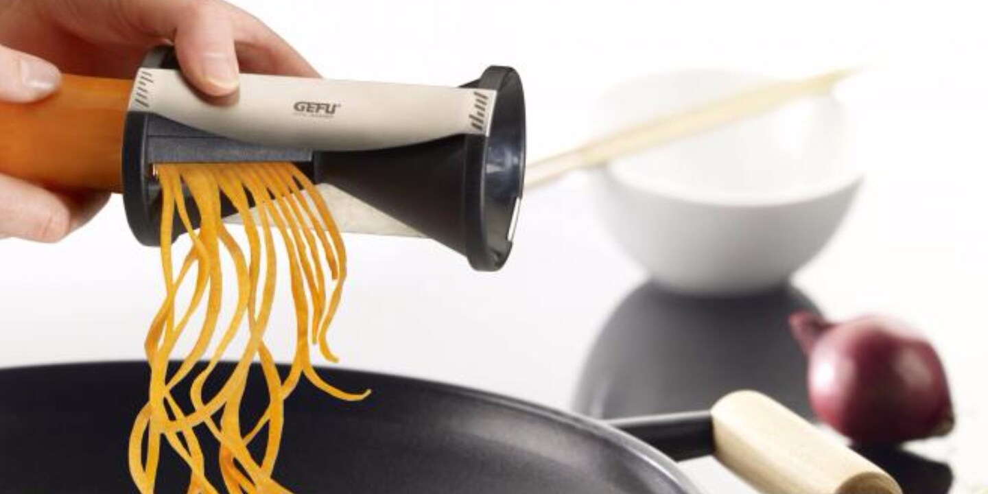 Japanischer Klingenstahl für besondere Schärfe, welcher im Nu Julienne-Endlosstreifen aus Gemüse zaubert.