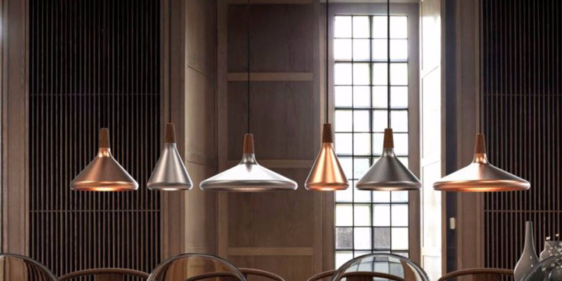 Du métal froid et des éléments en bois chauds – lampe «Float» de Nordlux.