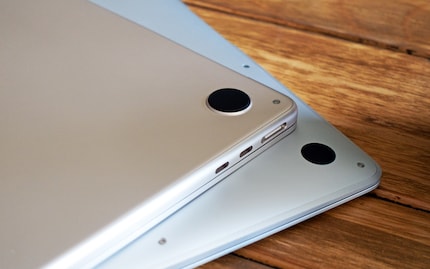 Nouveaux pieds en caoutchouc : en haut, le MacBook Air avec processeur M2, en bas, celui avec processeur M1.