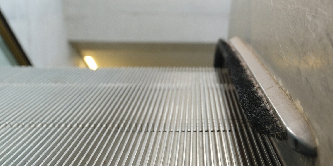 Pourquoi y a-t-il des brosses sur les escaliers roulants ? Pourquoi y a-t-il des brosses sur les escaliers roulants ?