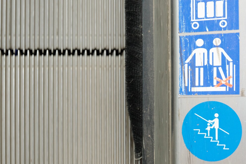 Sur l'un des d'autocollants, on voit clairement que la brosse n'est pas faite pour nettoyer ses chaussures.