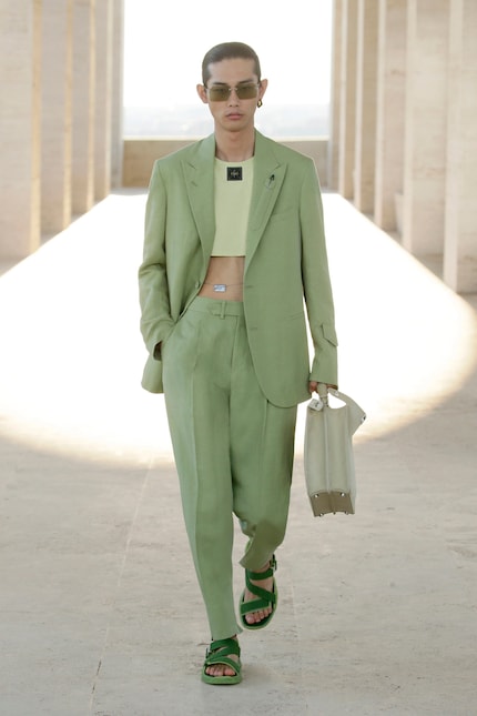 Crop Top und Bauchkette bei Fendi Frühling/Sommer 22.