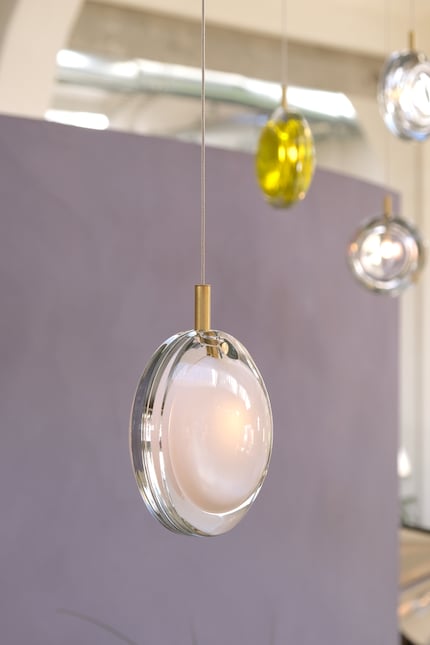 ... und eine Lichtinstallation, die aus 150 Lampen der tschechischen Marke Bomma bestand.