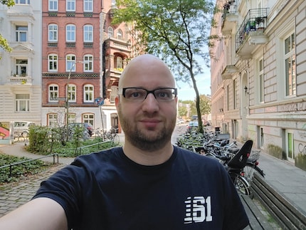 Il selfie è bello sullo smartphone, ma una volta ingrandito non lo è più.
