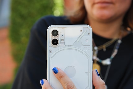 Il Phone (1) è un po' trasparente, ma non abbastanza da vederne il funzionamento interno.