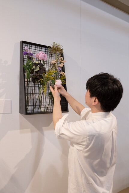 You change the water by moving the kumiko like a sliding door.
