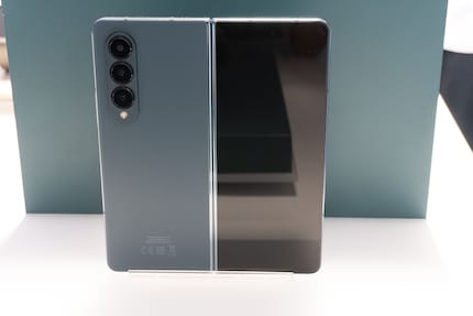 Ecco come appare il nuovo Galaxy Z Fold4 in grigioverde.
