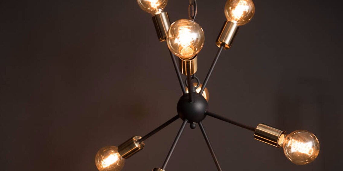 La suspension Strala d'atelier lumina place des accents lumineux artistiques dans la pièce.