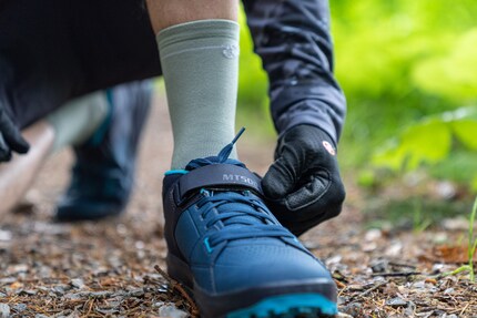 Lacets et fermeture velcro.