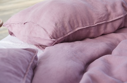 As a result of both its properties and its hip, crumpled look, hemp fabric is appealing to the zeitgeist once again