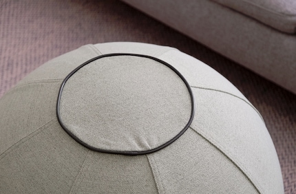 A plastic ring stitched to the cover prevents «Bol» from rolling.