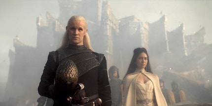 Già 100 anni prima della caduta di Valyria, i Targaryen costruirono Rocca del Drago al largo di Westeros. Nel secondo episodio di «House of the Dragon», centinaia di anni dopo, è Daemon Targaryen a rifugiarsi lì.