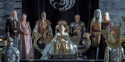  A sinistra: Viserys Targaryen. A destra: Rhaenys Targaryen, dopo il matrimonio Rhaenys Velaryon, e suo marito Corlys Velaryon. Al centro: Jaehaerys Targaryen