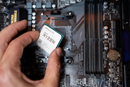 Wie muss ich die CPU nochmal einsetzen? Zum Glück sinkt sie nur in einer Position ein.