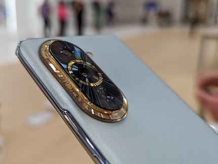 Die drei Kameras auf der Rückseite nutzt Huawei für ein auffälliges Designelement.