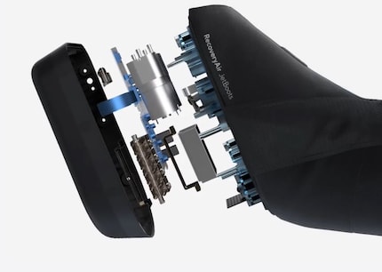 Im etwas klobigen unteren Teil der JetBoots versteckt sich die integrierte Pumpe. Bild: Therabody