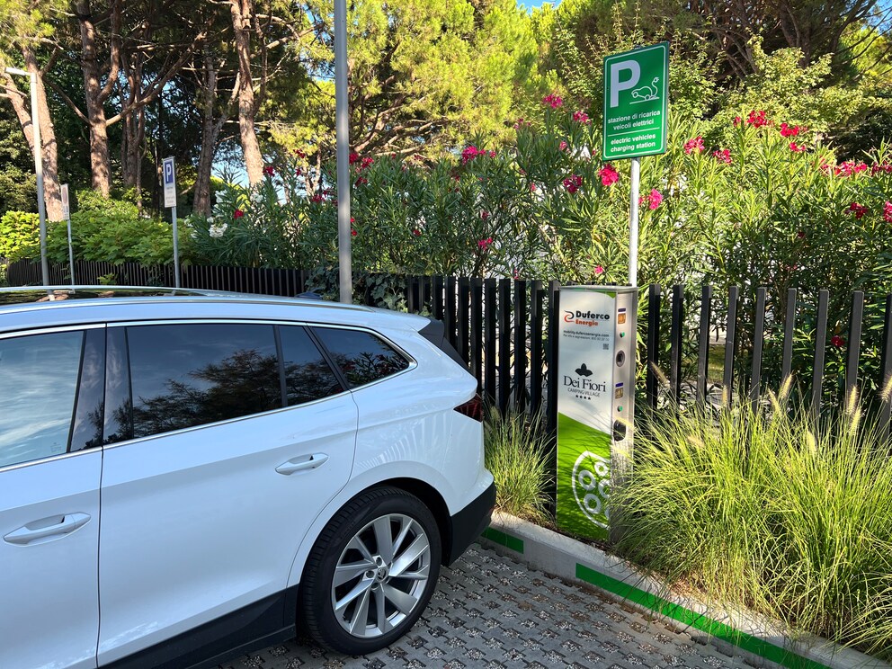 Cette borne de recharge du camping permet d'alimenter gratuitement sa voiture électrique.