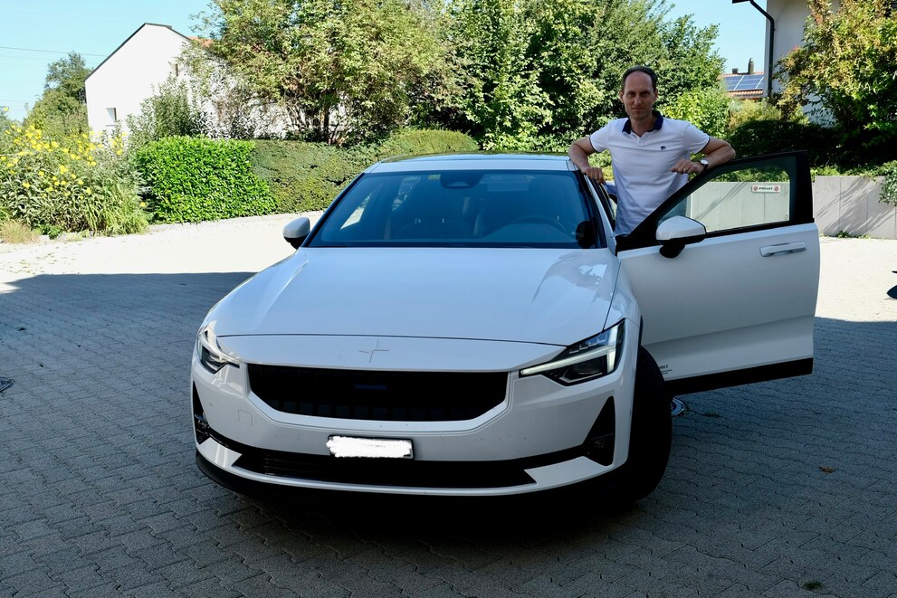 Je ne suis pas un bon modèle pour présenter une nouvelle voiture à un salon. Mais la Polestar 2 était agréable à conduire.