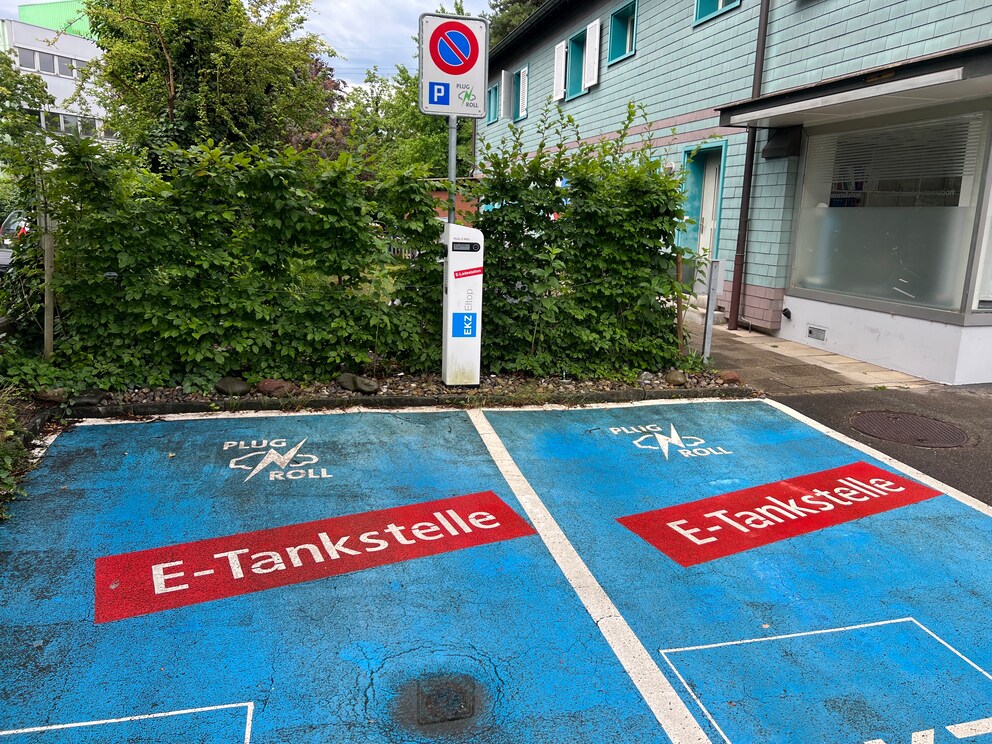 L'entreprise électrique locale située à la gare offre également des options de recharge.