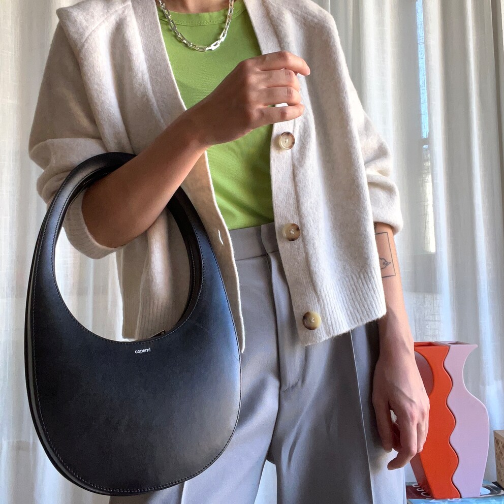 Ce n'est pas un corps céleste qui a inspiré la forme de trois quarts de lune de ce sac, mais le toggle switch du système d'exploitation iOS.&quot ;, 68156243 