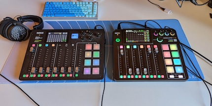 Le Rodecaster Pro II (à droite) offre davantage de fonctionnalités sur une surface plus petite.