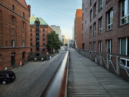 Routes into the warehouse district