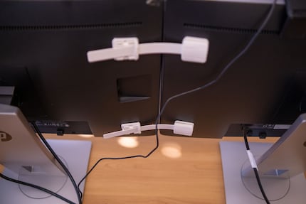 Devo tagliare il materiale in eccesso sulla sinistra prima di poter fissare il tappo per bloccare la sicura per bambini.