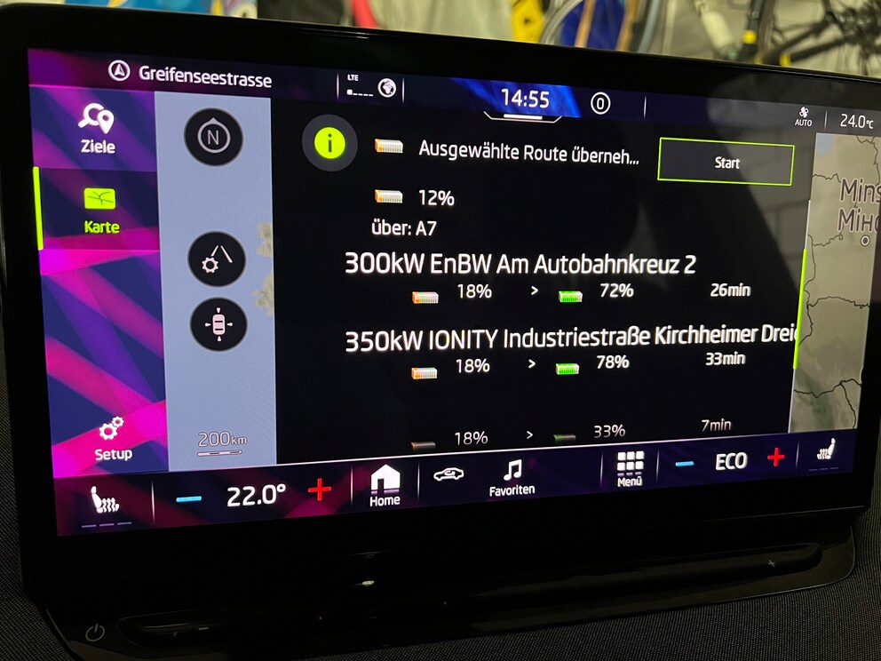 La planification d'itinéraires avec des arrêts pour la recharge existe aussi dans le logiciel de Skoda. Voici un trajet potentiel vers Hambourg avec deux arrêts de chargement d'une demi-heure chacun.