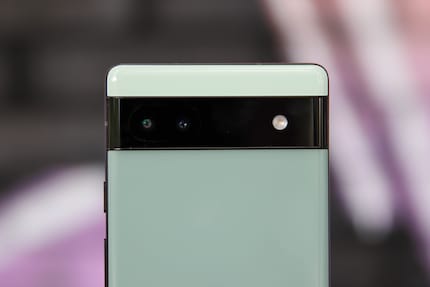 Der Kamerastreifen als Designelement ist auch beim Pixel 6a vorhanden.