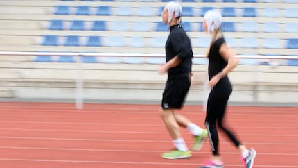 The participants each ran on the track for 30 minutes: once completely freely, once according to specifications.