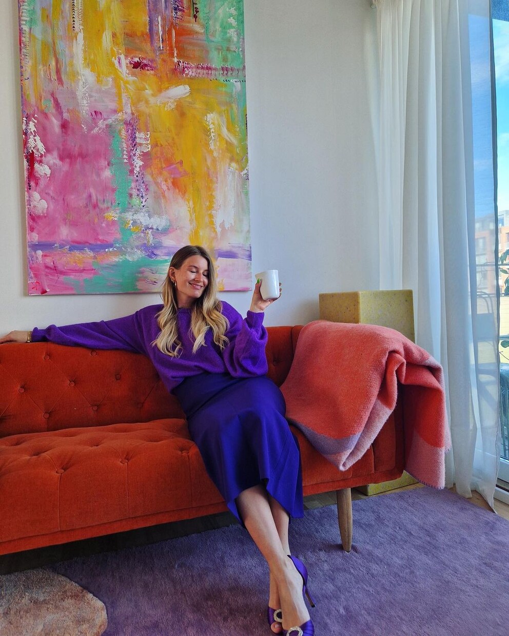 Karoline Dall joue le look ton sur ton.