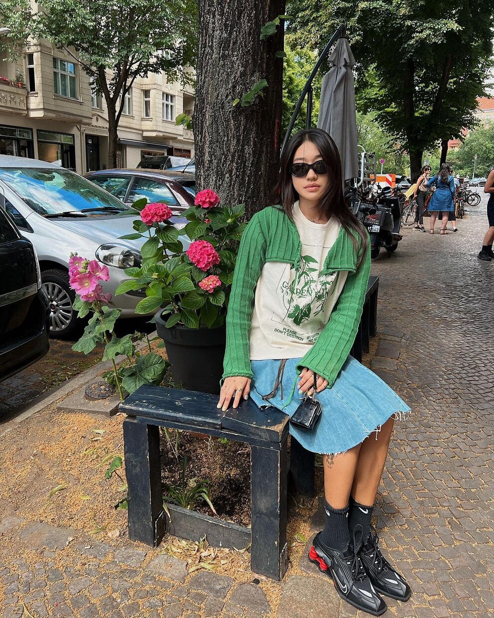 DJane Peggy Gou au look vert et bleu harmonieux.