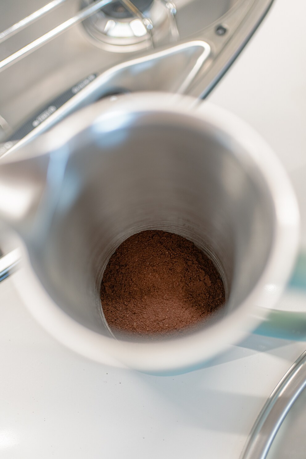 Das Kaffeepulver deiner Wahl rein ...