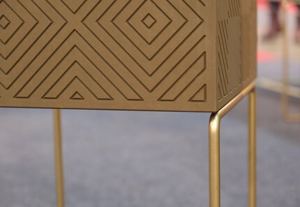 Die Box besteht aus MDF-Platten und steht auf einem Metallgestell.