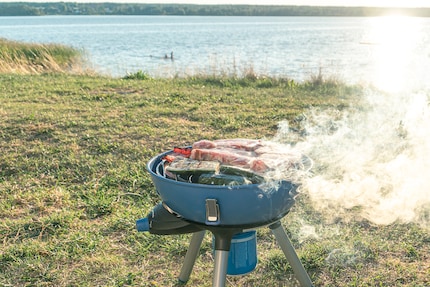 Fat and oil drips into the gas flame when grilling on the barbecue and causes a lot of smoke.