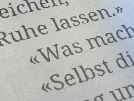 Et si l’on se rapproche très, très près, les lettres sont un peu floues. Mais cela ne se remarque pas lors de la lecture.