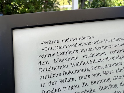 En plein soleil et si l’on regarde attentivement, on peut voir une légère ombre E-Ink derrière les lignes.