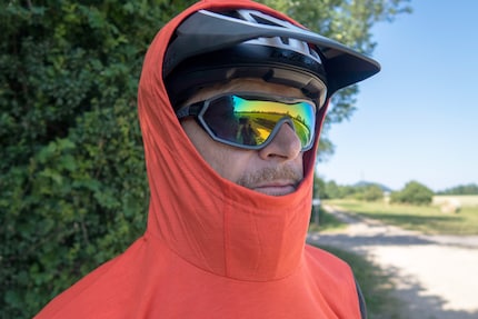 Die gross geschnittene Kapuze passt auch über den Helm.